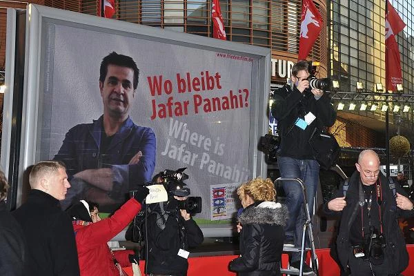 Plakat w centum Berlina z wizerunkiem Jafara Panahiego - fot. Pascal Le Segretain