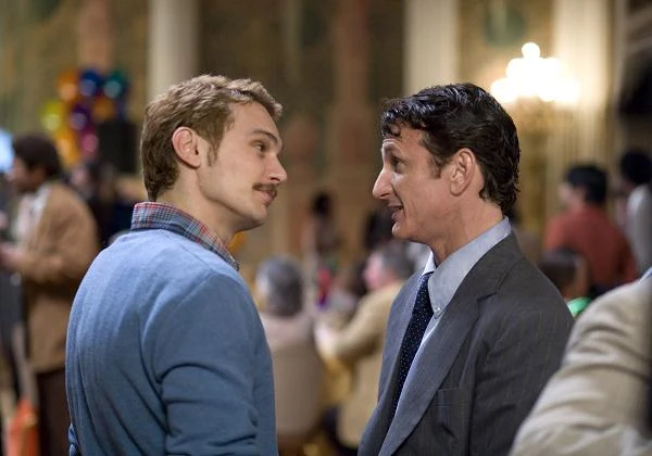 Drugą rolą, która miała olbrzymie znaczenie dla jego dalszej kariery była postać Scotta Smitha, homoseksualisty, zwolennika i kochanka głównego bohatera, w biograficznym obrazie Gusa Van Santa "Obywatel Milk". Co prawda Franco pozostawał w cieniu grającego główną rolę Seana Penna (nagrodzonego Oscarem), ale pokazał, że nie boi się odważnych kreacji. Po tych dwóch rolach nie było już mowy o zaszufladkowaniu Franco i obsadzania go jedynie jako przystojnego, ale zbuntowanego chłopca. Artysta udowodnił, że wymaga teraz zdecydowanie więcej.