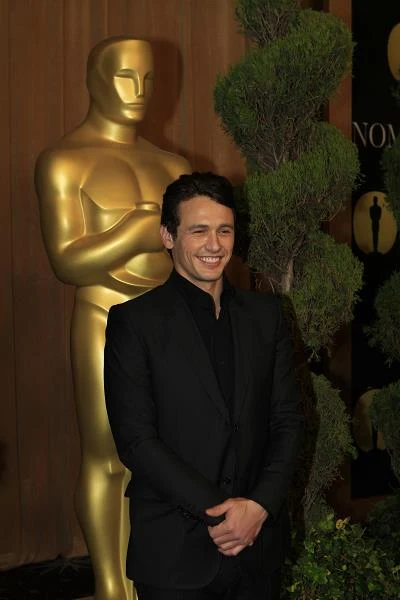 Franco spisał się w "127 godzinach" wyśmienicie, po raz kolejny udowadniając, jak duży drzemie w nim potencjał. Wprawdzie nie dostał za swoją kreację Oscara, ale przynajmniej wraz z Anne Hathaway poprowadził oscarową galę. A już w kolejnych latach zaczął grywać na tyle ciekawe kreacje, że któraś z kolejnych z pewnością przyniesie mu najcenniejszą w świecie filmowym statuetkę. Wówczas osiągnie to, co nie udało się nigdy jego znamienitemu imiennikowi, Jamesowi Deanowi, w którego wcielił się w jednej z pierwszych swoich ról (Dean był jedynie dwukrotnie nominowany do Oscara za role w "Na wschód od Edenu" i "Olbrzymie").