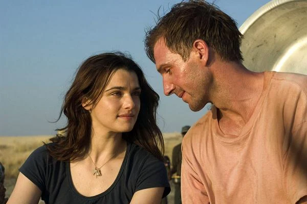 U boku Ralpha Fiennesa w "Wiernym ogrodniku" (2005)...