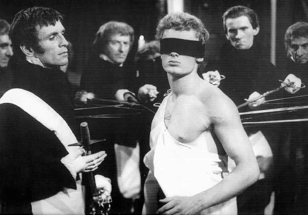 "Popioły" (1965) - "Nie wybieram do ekranizacji Sienkiewicza, tylko Żeromskiego, bo nie interesuje mnie literatura zgody narodowej, literatura pogodzenia wszystkich ze wszystkimi" - mówił w wywiadzie Andrzej Wajda.