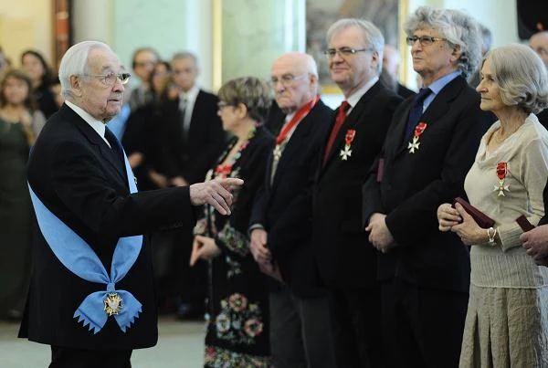 Andrzej Wajda i pozostali wyróżnieni przez prezydenta artyści / fot. Maciej Biedrzycki