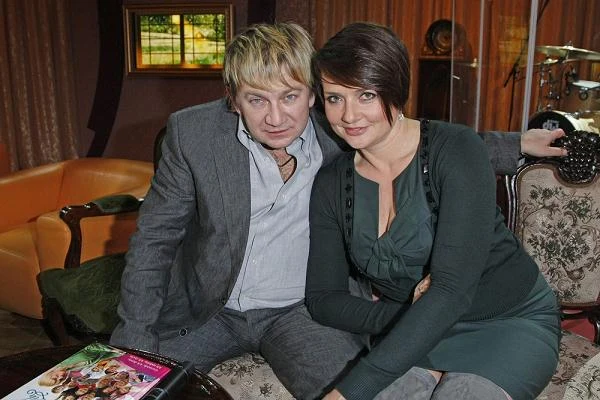 Z żoną - aktorką Małgorzata Ostrowską-Królikowską - tworzą udaną parę