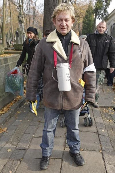 Paweł Królikowski podczas corocznej kwesty na Powązkach
