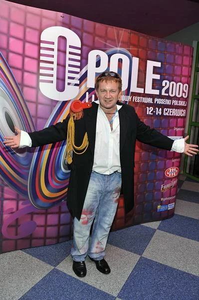 Można na niego liczyć nie tylko na planie filmowym, ale i na estradzie.