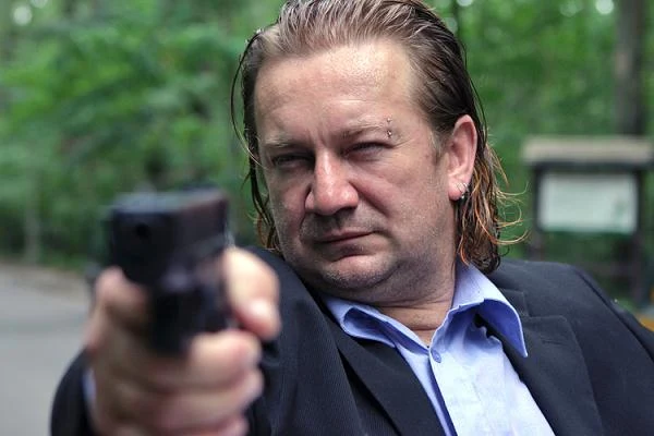 W serialu "Pitbull" wcielił się w postać komisarza Igora Rosłoina