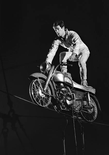 Do czasu wypadku na planie filmu "Hold Up" (1985) Jean-Paul Belmondo sam wykonywał wszystkie kaskaderskie numery