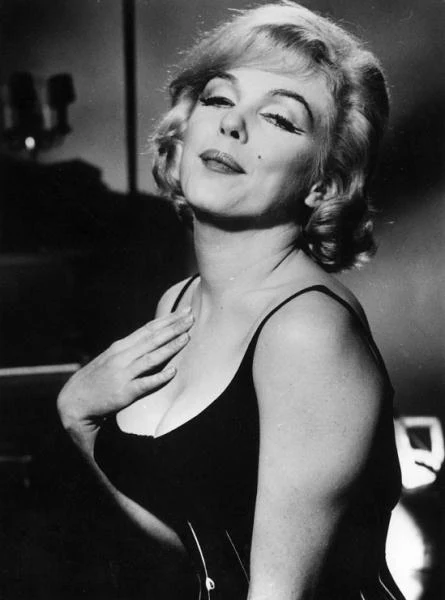 Marilyn Monroe na planie filmu "Pokochajmy się" (1960)