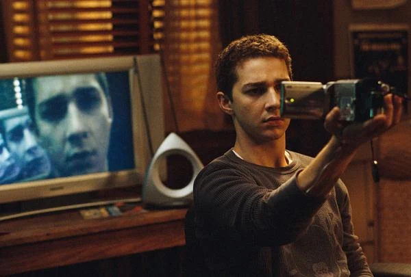 W thrillerze "Niepokój" (2007) w reżyserii D.J. Caruso LaBeouf wciela się w postać nastolatka, zamkniętego po śimerci ojca w areszcie domowym