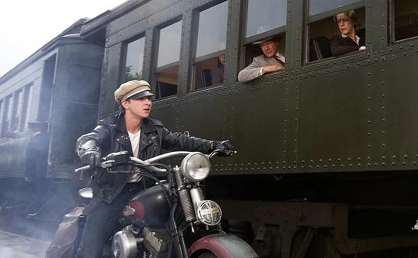 W stylu Marlona Brando w filmie "Indiana Jones i królestwo krysztalowej czaszki" (2008)
