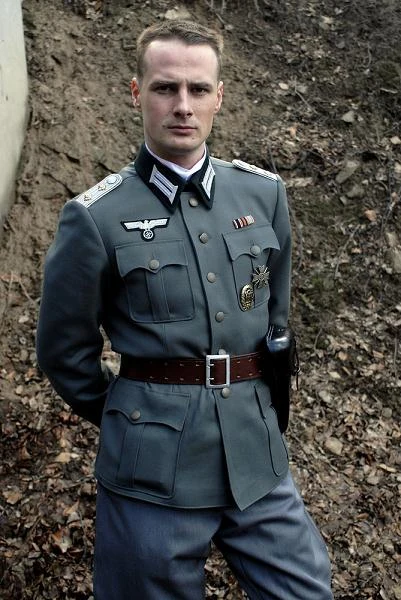 Paweł Małaszyński w mundurze w historycznym serialu "Tajemnica twierdzy szyfrów"