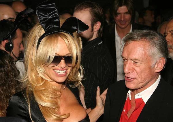 Z Hugh Hefnerem na imprezie zorganizowanej z okazji 50-lecia magazynu "Playboy" - fot. Peter Kramer