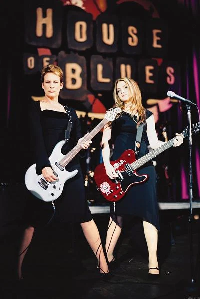 W 2003 roku Lohan wystąpiła u boku Jamie Lee Curtis w komedii "Zakręcony piątek". Za swą kreację otrzymała nagrodę MTM dla nowego aktorskiego talentu.