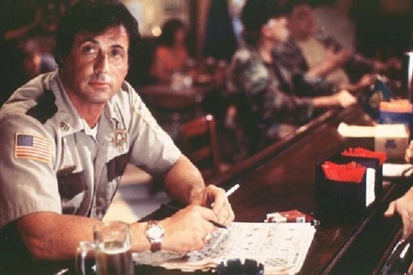 Jako podstarzały gliniarz w filmie "Cop Land" Jamesa Mangolda