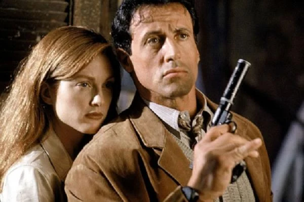 Jako Robert Redd w "Zabójcach" (z Julianne Mooore)