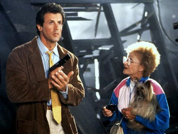 Z Estelle Getty w komedii kryminalnej "Stój, bo mamuśka strzela"