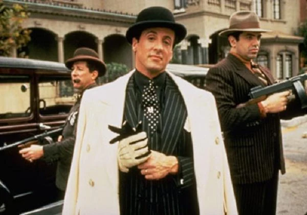 W komedii gangsterskiej "Oscar" zagrał bossa mafii, który obiecuje umierającemu ojcu, że przestanie być gangsterem i zacznie prowadzić porządne i uczciwe życie