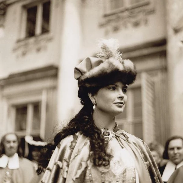 W historycznym kostiumie Marii Kazimiery w polsko-austriackim filmie "Na odsiecz Wiedniowi" 91983)