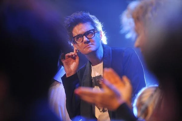 Kuba Wojewódzki nasłuchuje, czy publiczność oklaskuje.