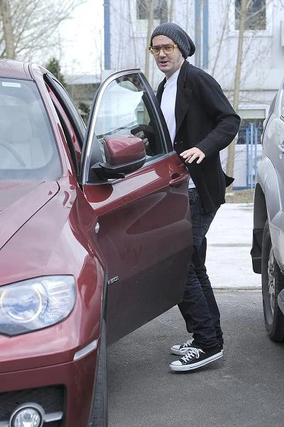 Znany jest z upodobania do szybkich i drogich samochodów.