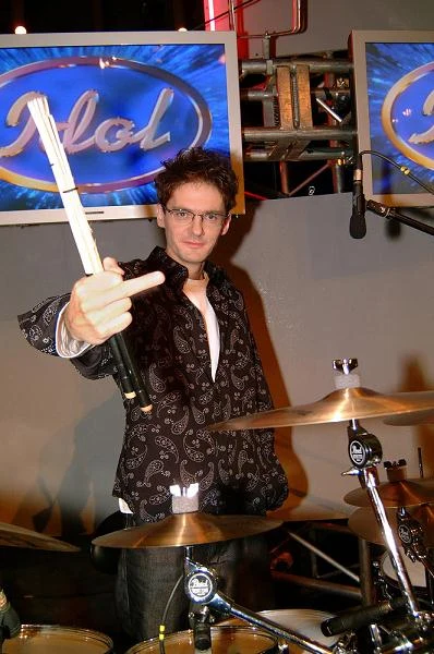 Medialną karierę rozpoczął od posady jurora w programie "Idol". Wcześniej miał już na koncie samodzielne próby jako perkusista alternatywnych zespołów.