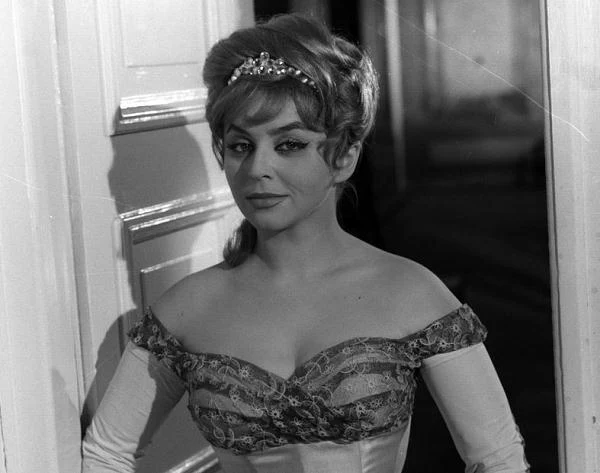 W jednej z nowel omnibusowego filmu "Spóźnieni przechodnie" (1962)