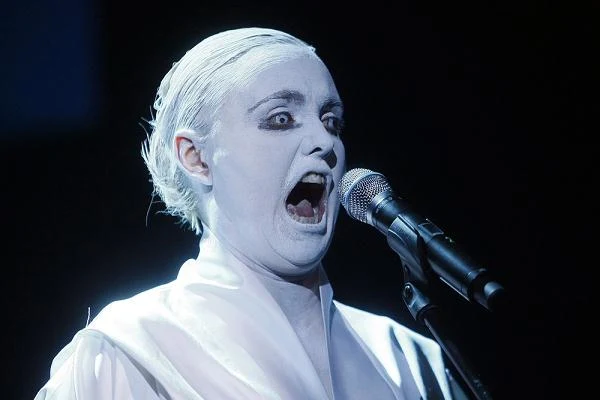 "To wielki przywilej mojego zawodu, że mogę zmieniać się jak kameleon. Pracuję nie tylko nad swoją wrażliwością artystyczną, ale też nad swoim ciałem" - uważa Kinga Preis.