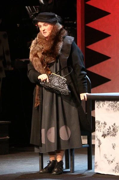 "Tydzień temu na spacerze usłyszałam: 'Ty, widziałeś ją? To ta aktorka serialowa'. I pomyślałam: 'Koniec świata! Piętnaście lat Teatrów Telewizji, filmów artystyczno-ambitno-nie wiadomo jakich, a tu aktorka serialowa!'" - denerwuje się Preis.