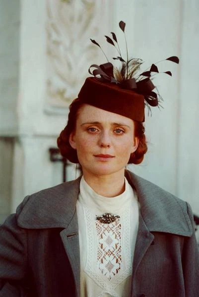 "Dla potrzeb filmu schudłam kilka kilogramów, by w ostatnich odcinkach wyglądać jak 'sczerstwiała staruszka'. Moja bohaterka (... ) dorasta na oczach widzów" - mówiła o roli w "Przeprowadzkach".