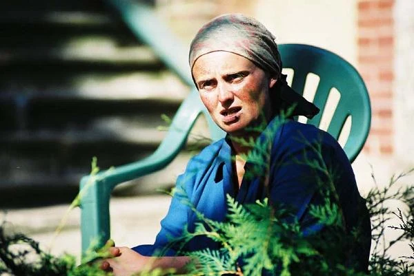 Nigdy nie bała się odważnych ról, kreacji, które wymagają od aktora estetycznej przemiany. Tak było w przypadku drugiej części telewizyjnej "Bożej podszewki", gdzie zastąpiła w zgrzebnej kreacji gwiazdę oryginału - Agnieszkę Krukównę.