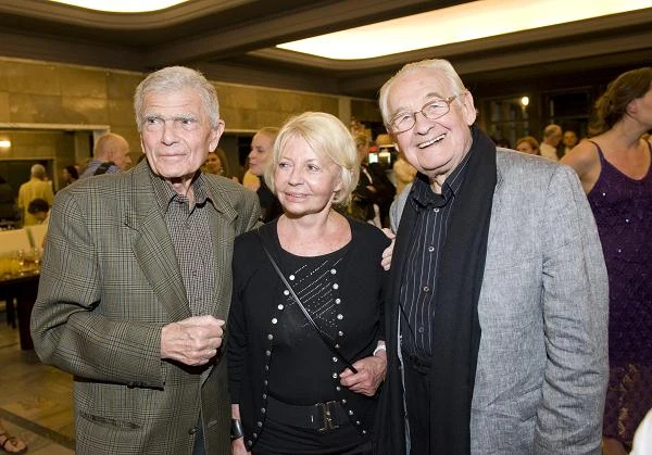 Janusz Morgenstern z żoną i Andrzejem Wajdą