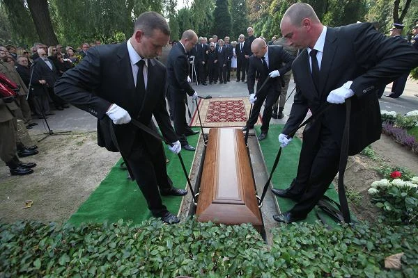 Po uroczystości w Domu Przedpogrzebowym trumnę w kondukcie pogrzebowym odprowadziła Kompania Honorowa Wojska Polskiego.