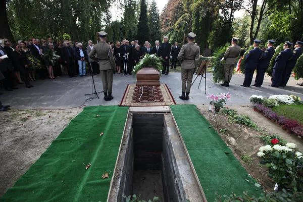 Morgenstern spoczął w Alei Zasłużonych na Cmentarzu Wojskowym w Warszawie.