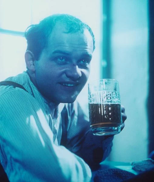 Adam Ferency w roli "naiwnego i pełnego dobrych intencji proletariusza" Wojtka Kiełzy w słynnej "Gorączce" (1980) Agnieszki Holland - adaptacji powieści Andrzeja Struga "Dzieje jednego pocisku".