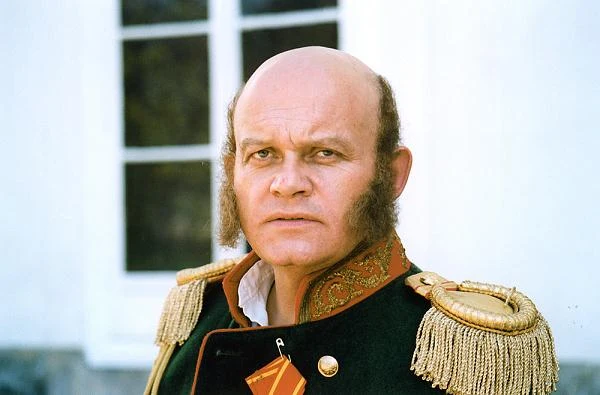 W dwóch odcinkach serialu "Przeprowadzki" (2000) zagrał generała gubernatora Jegorowa