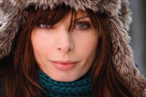 Karina (Agnieszka Dygant), czyli desperate housewife.<br>Energiczna żona Szczepana, która uważa, że miłość jest jak powietrze i powinna być na wyciągnięcie ręki. Ale co zrobić, gdy mąż więcej czasu poświęca swojej absorbującej pracy?