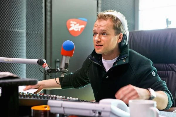 Mikołaj (Maciej Stuhr), czyli facet z przeszłością<br>Romantyk, który z wprawą i urokiem Hugh Granta uwodzi kobiety głównie na falach eteru! Bo w życiu… różnie mu to wychodzi.