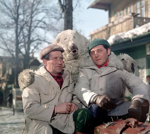 W "Jak to się robi" (1973) Andrzeja Kondratiuka ponownie wystąpiłna ekraine ze Zdzisławem Maklakiewiczem, wcielając się w postać pisarza Narożnego