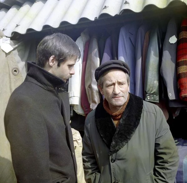 W "Nie zaznasz spokoju" (1977) Mieczysława Waśkowskiego zagrał epizod handlarza Janka Nieszporka