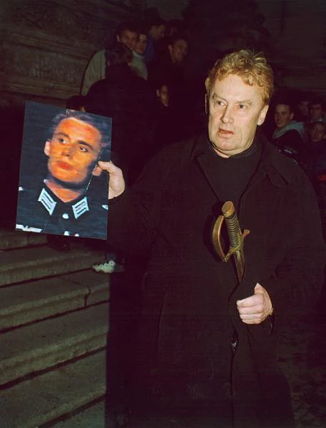 Daniel Olbrychski pokazuje swoje zdjęcie w mundurze faszysty (2000)