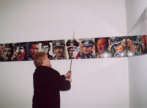 Na słynnej wystawie "Naziści" w Zachęcie w Warszawie Daniel Olbrychski pociął szablą swoje filmowe zdjęcie w mundurze niemieckiego żołnierza (2000)