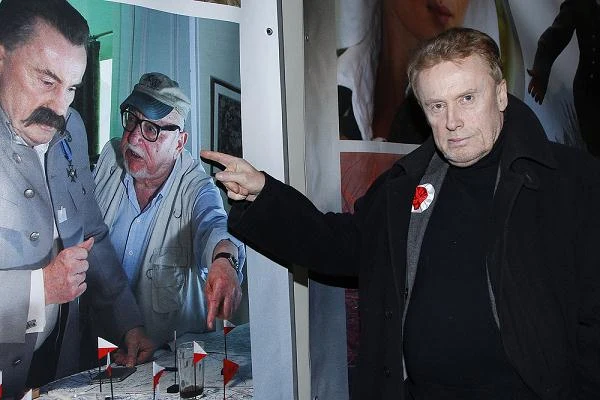 Daniel Olbrychski pokazuje fotos z pracy na planie filmu "1920 Bitwa Warszawska"