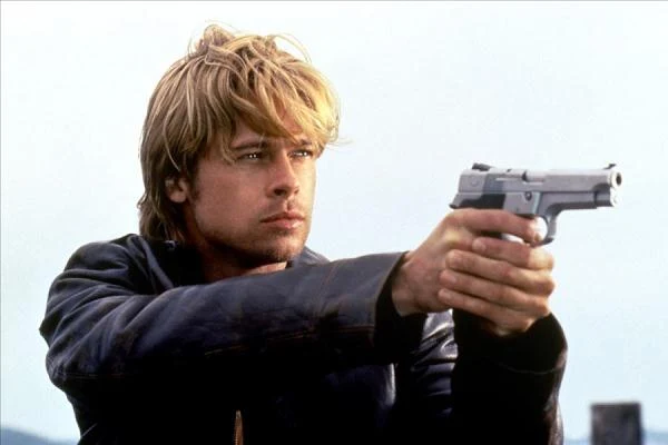 W thrillerze "Zdrada" Alana J. Pakuli wcielił się w członka IRA, który emigruje do Ameryki i znajduje schronienie w domu nowojorskiego policjanta