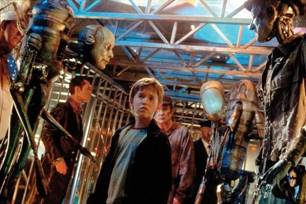 Spielberg często stawia na młode talenty. W "A.I. Sztucznej inteligencji" wspaniałą kreację stworzył znany też z "Forresta Gumpa" i "Szóstego zmysłu" Haley Joel Osment