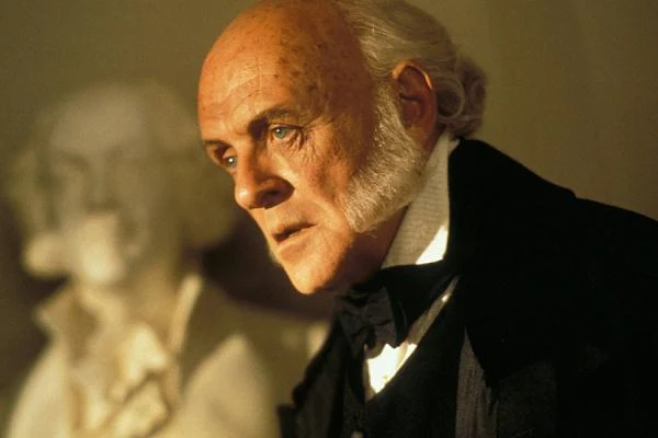 Anthony Hopkins zagrał w "Amistad" prezydenta Stanów Zjednoczonych - Johna Quincy Adamsa. Oprócz niego w tej produkcji rozgrywającej się w XIX wieku wystąpili też m.in. Matthew McConaughey i Morgan Freeman