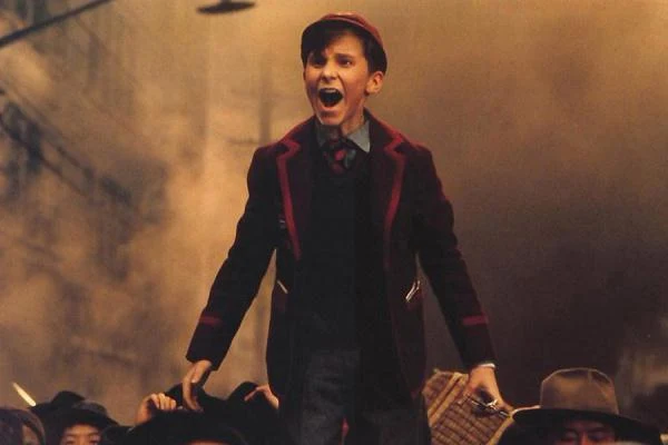 13-letni Christian Bale w jednym ze swoich pierwszych występów na dużym ekranie. W "Imperium Słońca" (1987) wcielił się w syna brytyjskiego dyplomaty, który podczas II wojny światowej zostaje fatalnym zbiegiem okoliczności oddzielony od rodziców