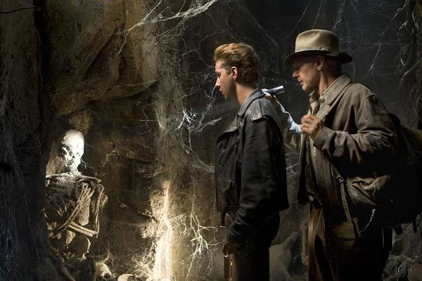 Najnowsza odsłona przygód słynnego podróżnika, dr Henry'ego Waltona Jonesa Jr, czyli "Indiana Jones i Królestwo Kryształowej Czaszki" (2008, na zdjęciu Harrison Ford i Shia LaBeouf)