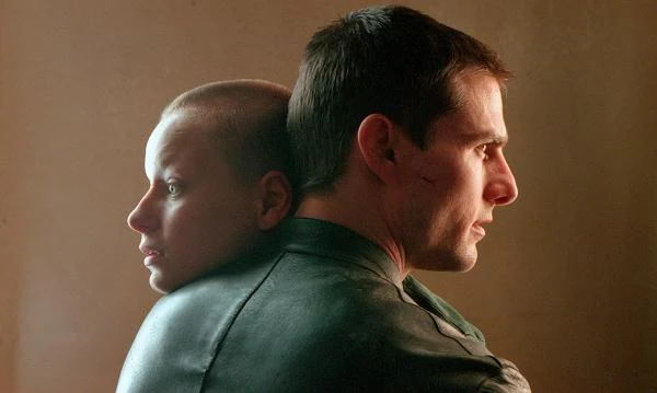 Tom Cruise był największą gwiazdą spektakularnego filmu science-fiction "Raport mniejszości" (2002), opowiadajacym o świecie bez przestępstw