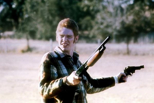 "Sugarland Express" (1974) opowiada o dwójce młodych ludzi, którzy stracili prawa rodzicielskie. Zdesperowani, zatrzymują policjanta jako zakładnika i ruszają radiowozem w długą drogę po swoje dziecko, żądając jego wydania
