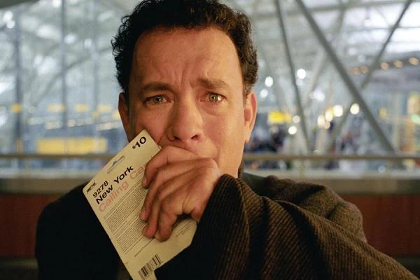 Tom Hanks w komedii "Terminal" (2004), opowiadajacej o mężczyźnie, który zostaje zmuszony do koczowania na nowojorskim lotnisku